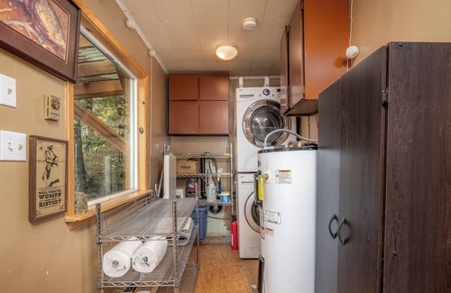 Seward Cottage | Dicky's Charming 1-bedroom cottage in downtown Seward