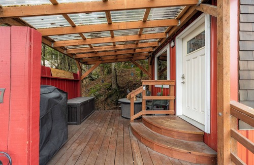 Seward Cottage | Dicky's Charming 1-bedroom cottage in downtown Seward