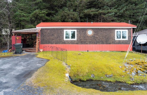 Seward Cottage | Dicky's Charming 1-bedroom cottage in downtown Seward