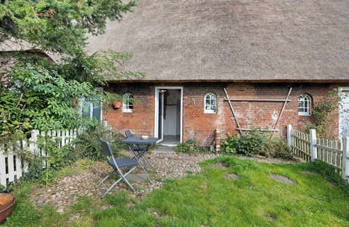 Barlt Villa | 'Die Kajüte' with Private Terrace and Private Garden