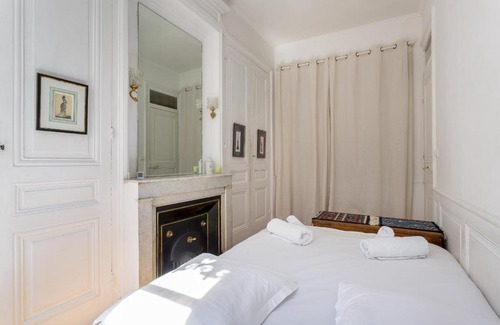 Saint Michel - Mairie Apartment | DIFY Romance - Saxe Gambetta