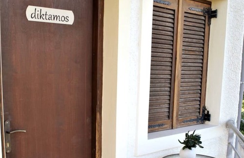 Khondros Apartment | Diktamos -Cozy studio 50m from the beach, sleeps 4