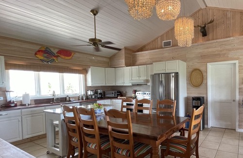 Jimmy Hill House | DILLYCRAB BEACH HOUSE: PICKLEBALL COURT/Pingpong/Pool table/Ocean TREEHOUSE deck