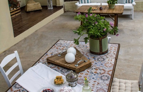 Agia Pelagia House | Dimitra's Vintage Yard, 100 meters from the Agia Pelagia sandy beach!