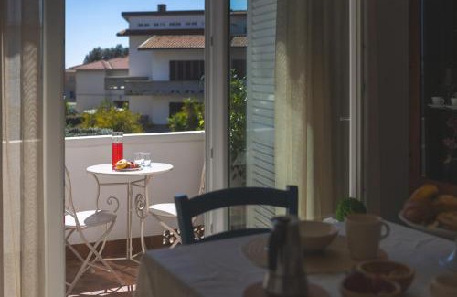 Vada Apartment | Dimora Belvedere con mansarda e balcone a 5 minuti dal mare