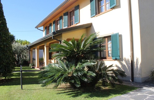 Camaiore Villa | "DIMORA DEGLI ULIVI" single villa with fenced garden, privacy, pet friendly