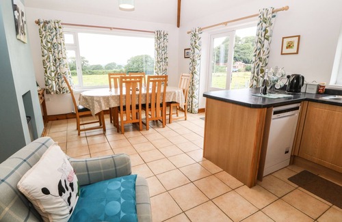 Dinas Cottage | DINAS FARMHOUSE ANNEX, family friendly, with a garden in Caernarfon