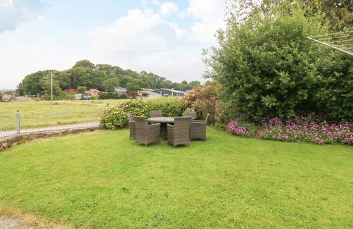 Dinas Cottage | DINAS FARMHOUSE ANNEX, family friendly, with a garden in Caernarfon