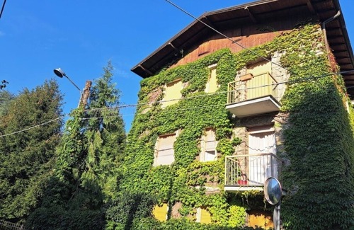 Magreglio Apartment | Dinky's apartment with forest view balcony
