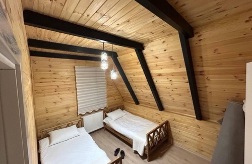Sapanca House | Dinlendirici ve Lüks Tatil Deneyimi: Havuzlu Jakuzili Bungalovumuzu Keşfedin!"