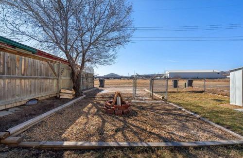 Drumheller House | Dino Cave l Walk to Downtown l Fire Pit & BBQ I TV