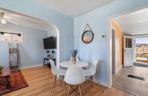 Drumheller House | Dino Cave l Walk to Downtown l Fire Pit & BBQ I TV