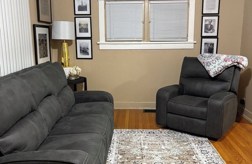 Dayton House | Dip Pleasant Stay Inn. Centrally Located In The Heart Of The City. Pet-Friendly!