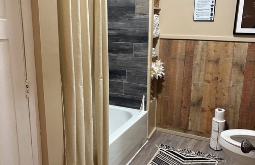 Dayton House | Dip Pleasant Stay Inn. Centrally Located In The Heart Of The City. Pet-Friendly!