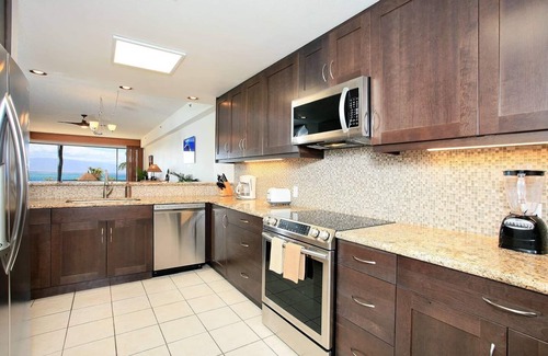 Kahana Condo | DIRECT BEACHFRONT 3BR 2BA! INCREDIBLE VIEWS! Sleeps up to 10! AC!