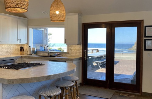 Neskowin House | DIRECT OCEAN FRONT, Newly Remodeled, 7 BDRM, 5.5 bath, Hot tub, beach access