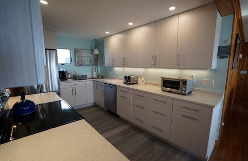 Southern Coast House | Direct Oceanfront/Beachfront Home in Saco, ME. Family Retreat sleeps 19