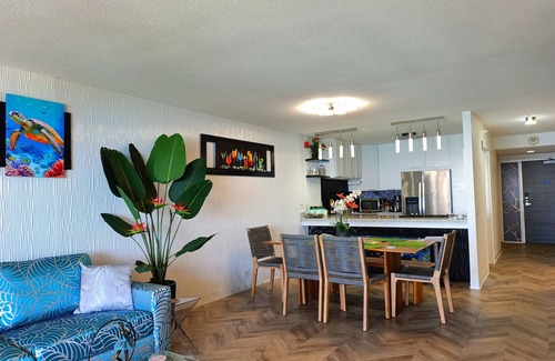 Diamond Head - Kapahulu - St. Louis Hotel | Direct Oceanfront in the Heart of Waikiki! Spectacular New Custom Reno!