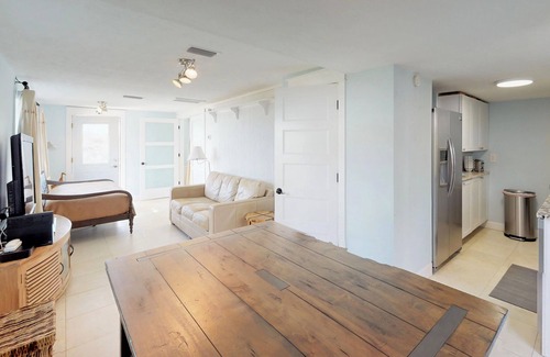 St. Augustine Beach House | 💲DIRECT OCEANFRONT Romantic Cottage💲 Best Beach - Walk to Restaurants - Downtown only 5 Miles