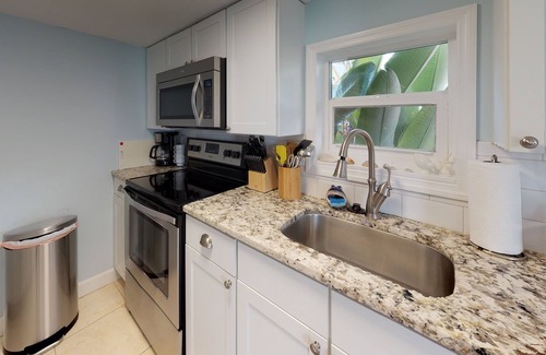 St. Augustine Beach House | 💲DIRECT OCEANFRONT Romantic Cottage💲 Best Beach - Walk to Restaurants - Downtown only 5 Miles