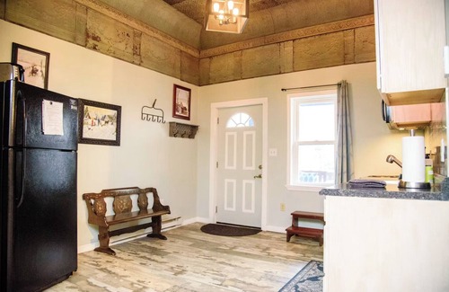 Ashfield Apartment | Directly across from the Old Jail, historical & surreal, ground floor 2 bedroom