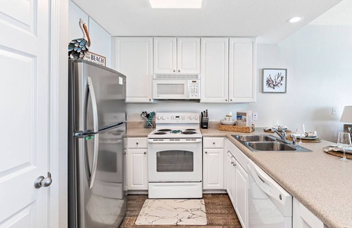 Gulf Shores Condo | DIRECTLY ON THE BEACH~1 BD+Bunk Room~Book 7 or more nights for a 10% discount~