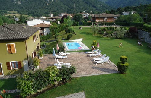 Idro House | DIRECTLY ON THE LAKE /BEACH, up to 7 people, with large garden, pool and great location