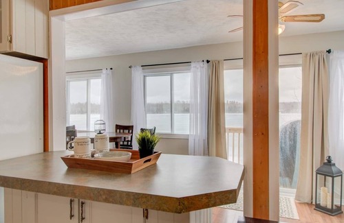 Cayamant Ski Chalet | Directly on the lake! Réservez vite pour l’automne et le coloris!