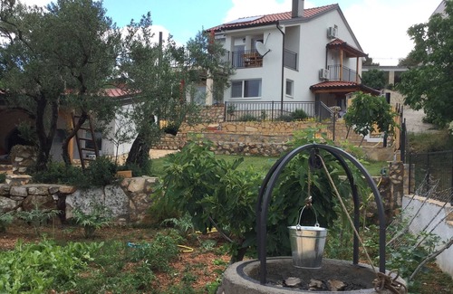 Bilice House | Directly on the water, with BOATSANLEGER! 3 separate apartments! Ideal for 6-8 pers.