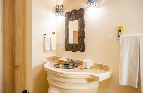 Colonia El Progreso Villa | Disconnect and Recharge in Spacious Villa
