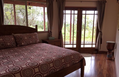 Honomu House | Discounted! Family getaway with Wide Ocean/Mountain Views and Private Waterfall!
