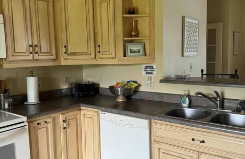 Hanover House | Discounted rate for a 1 king, 2 queen house overlooking the Ohio River