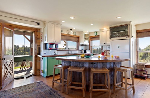 Ashton House | *DISCOUNTED RATES* KABINO: Lindas Perch On Bank of Henrys Fork Mtn Views Fishing 6+ acres WIFI