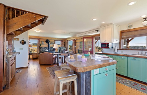 Ashton House | *DISCOUNTED RATES* KABINO: Lindas Perch On Bank of Henrys Fork Mtn Views Fishing 6+ acres WIFI