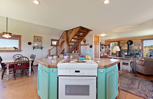 Ashton House | *DISCOUNTED RATES* KABINO: Lindas Perch On Bank of Henrys Fork Mtn Views Fishing 6+ acres WIFI