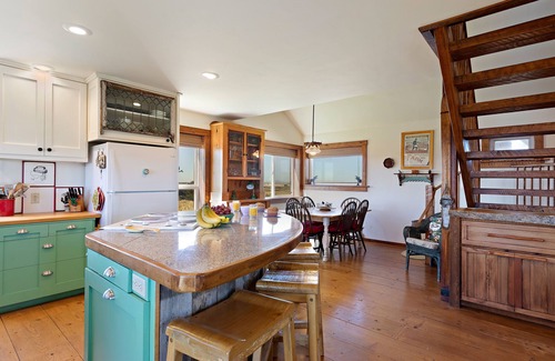 Ashton House | *DISCOUNTED RATES* KABINO: Lindas Perch On Bank of Henrys Fork Mtn Views Fishing 6+ acres WIFI