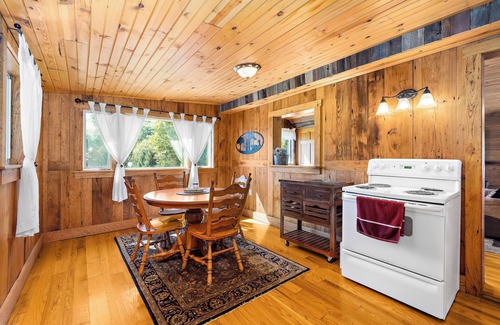 Terra Alta Cabin | Discounted Rates/The Bears Den/Quiet & Secluded/Hot Tub Over Looking the Pond