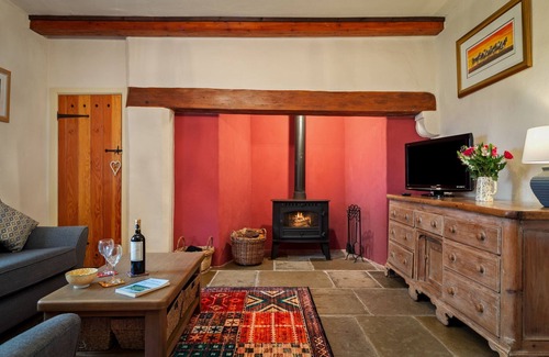 Llanybri Cottage | Discover a beautiful retreat in this charming cottage