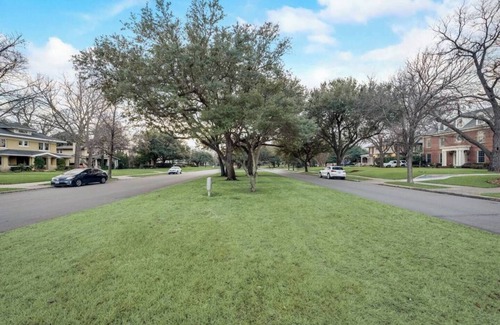 Old East Dallas Condo | Discover Munger’s historic charm in this luxury 3-bedroom, 3-bath condo for up to 7 guests. Each bedroom offers a private ensuite, luxury linens, and Sleep 8 Technology. Enjoy a chef’s kitchen with high-end appliances & spacious living areas.