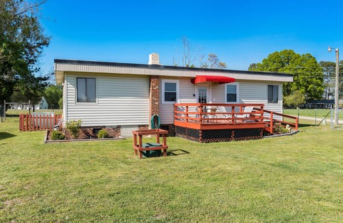 Raleigh House | Discover NCSU in just 14 mins! Dog-friendly 2-bedroom Raleigh retreat