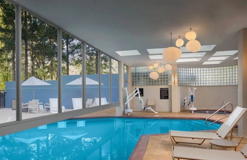 Lake Forest House | Discover Portland! Close to Lake Oswego! Onsite Parking and Pool!
