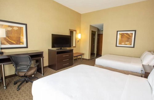 Ocotillo Hotel | Discover Relaxation at Holiday Inn Chandler: Outdoor Pool & Dining On-Site