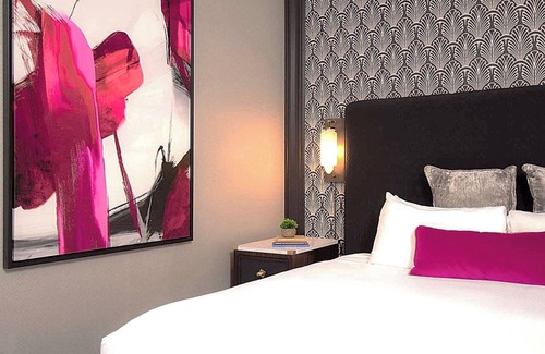 Downtown Chicago Hotel | Discover the Best of Chicago's Loop Near Ford Center Theatre! Pets are Welcome!