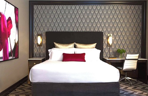 Downtown Chicago Hotel | Discover the Best of Chicago's Loop Near Ford Center Theatre! Pets are Welcome!