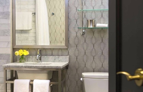Downtown Chicago Hotel | Discover the Best of Chicago's Loop Near Ford Center Theatre! Pets are Welcome!