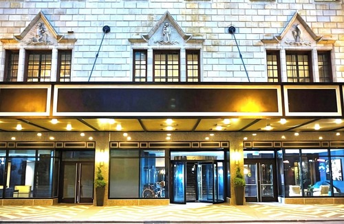 Downtown Chicago Hotel | Discover the Best of Chicago's Loop Near Ford Center Theatre! Pets are Welcome!