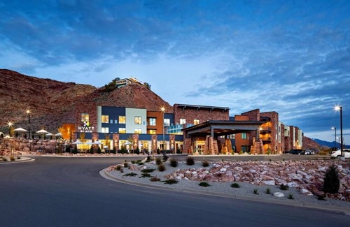 Moab House | Discover the Exceptional Close to Valley Shopping, Free Parking!