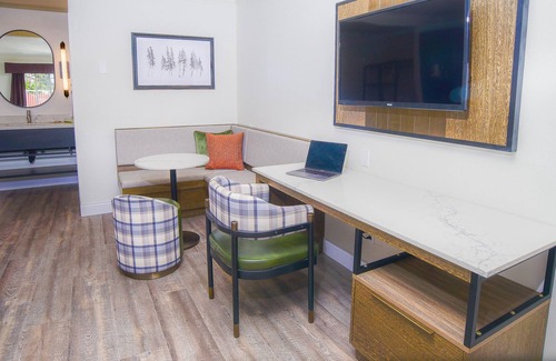 Willits House | Discover the Perfect Blend of Modern and Rustic Charm at The Woodrose in Willits