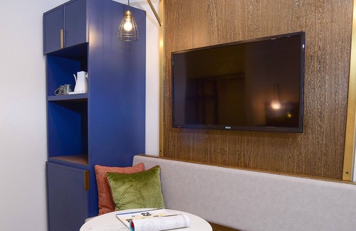 Willits House | Discover the Perfect Blend of Modern and Rustic Charm at The Woodrose in Willits