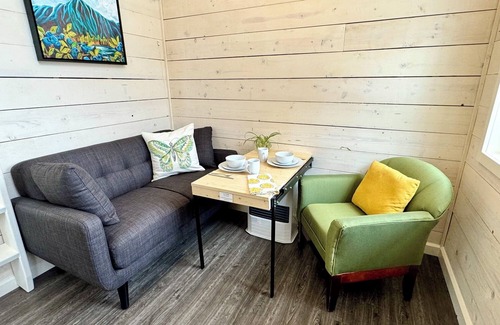 Chugiak Cabin | Discover tranquility in a deluxe tiny house amidst Eklutna Valley's natural beauty.